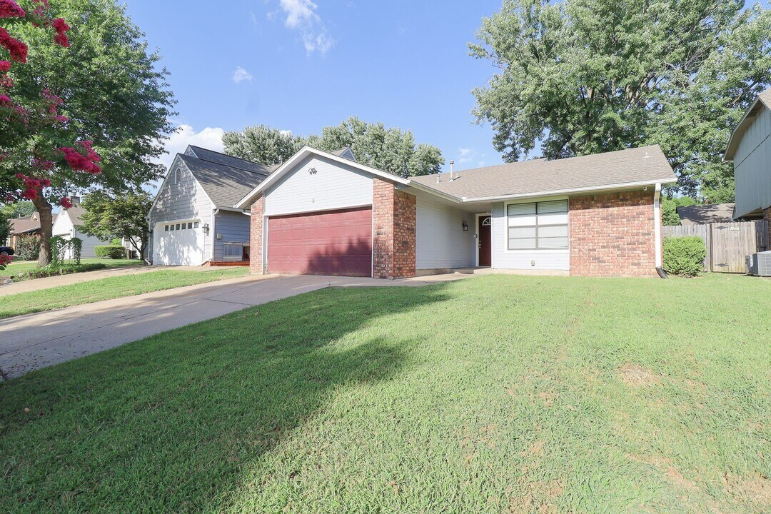 9143 S Lakewood Ave in Tulsa, OK - Foto de edificio