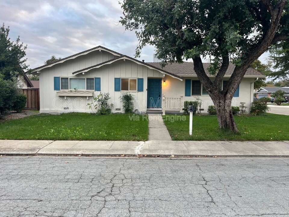 212 Derecho Way in Tracy, CA - Building Photo