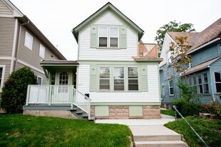 3259 N Oakland Ave in Milwaukee, WI - Building Photo