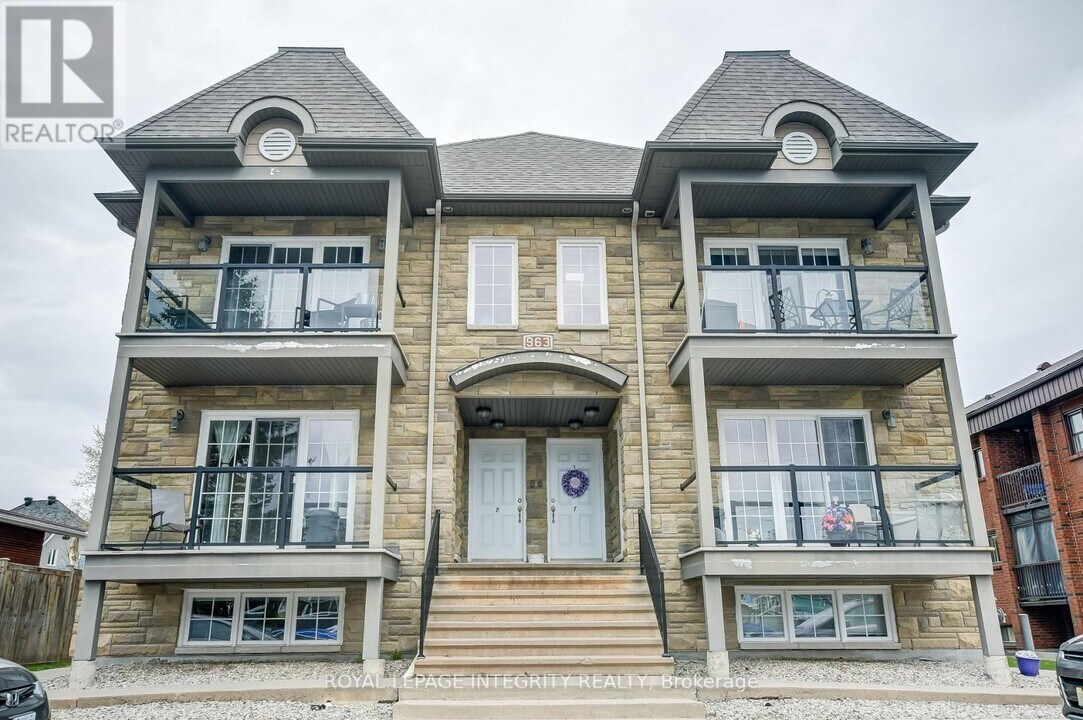 963-963 Notre-Dame St in Russell, ON - Building Photo