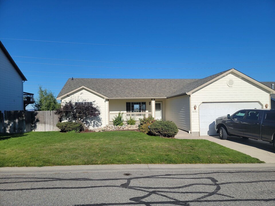 8601 E Bull Pine Ln in Spokane, WA - Building Photo