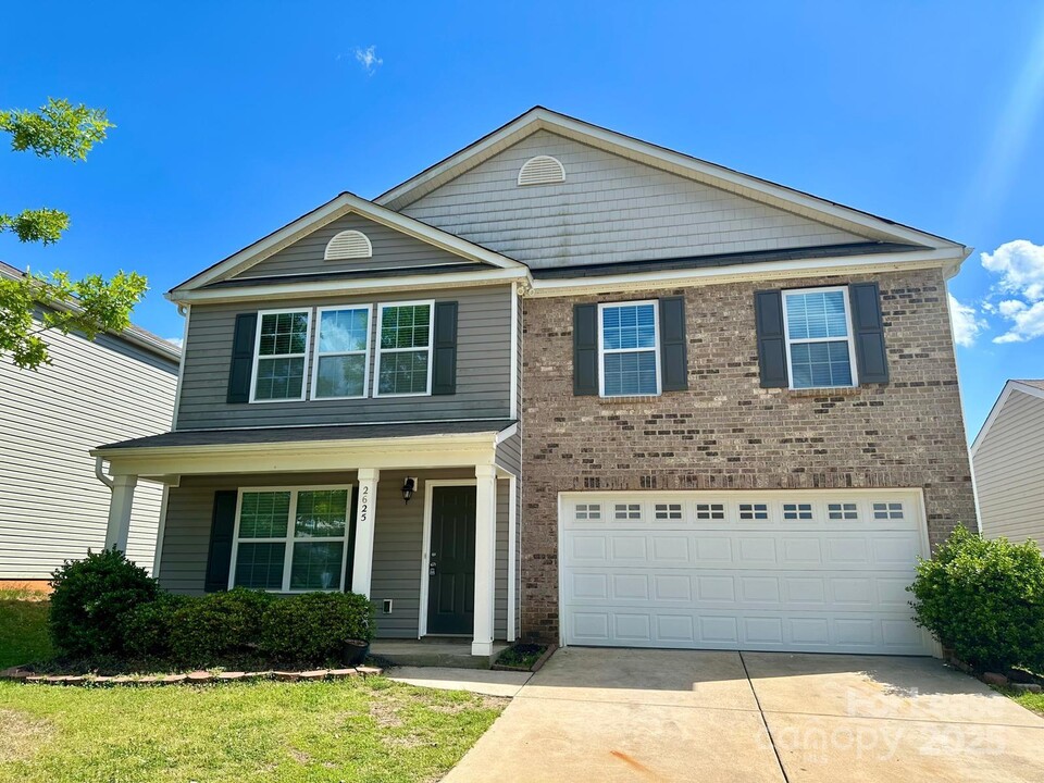2625 Cider Ridge Rd in Dallas, NC - Building Photo