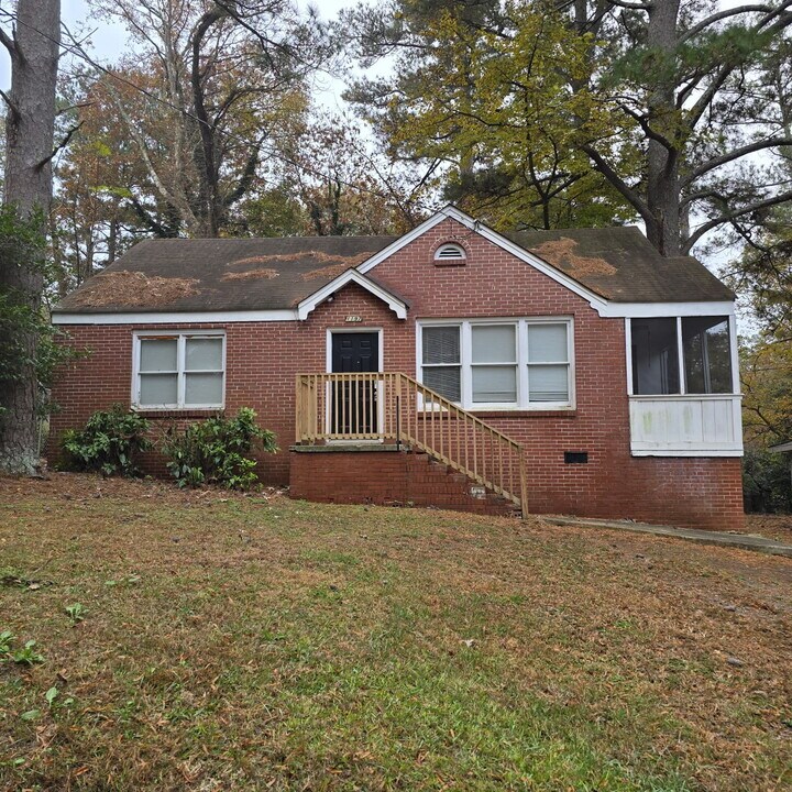 1197 Lake Dr in Jonesboro, GA - Building Photo