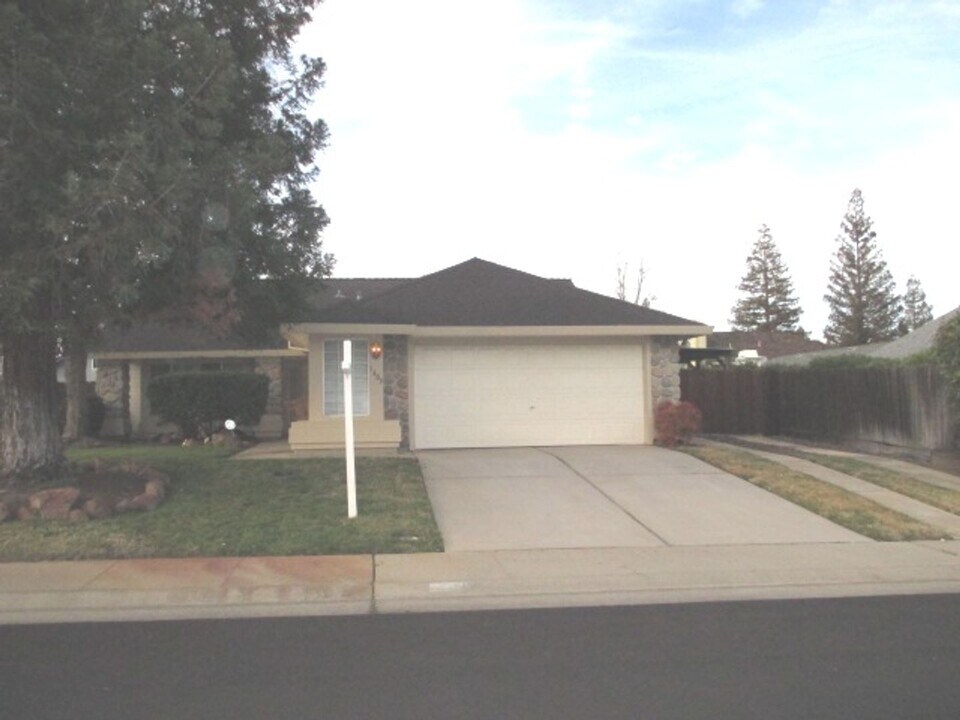 1409 Deerfield Cir in Roseville, CA - Building Photo