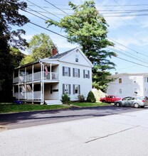 22 Spring St, Unit Apartment 3 in Newmarket, NH - Building Photo - Building Photo