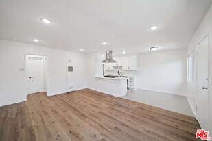7209 Willoughby Ave in Los Angeles, CA - Building Photo