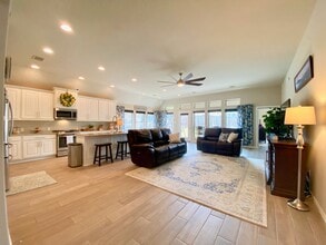 2406 Valencia Crest in San Antonio, TX - Foto de edificio - Building Photo