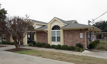 Meadowlake Village in Mabank, TX - Foto de edificio - Building Photo