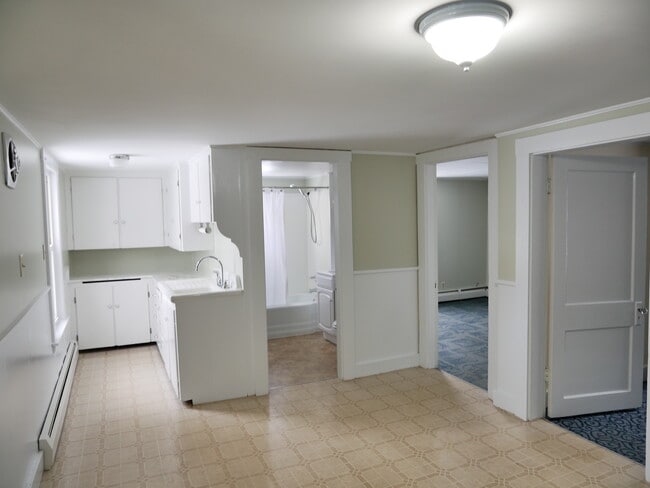 134 Knox St, Unit 1 in Rumford, ME - Foto de edificio - Building Photo