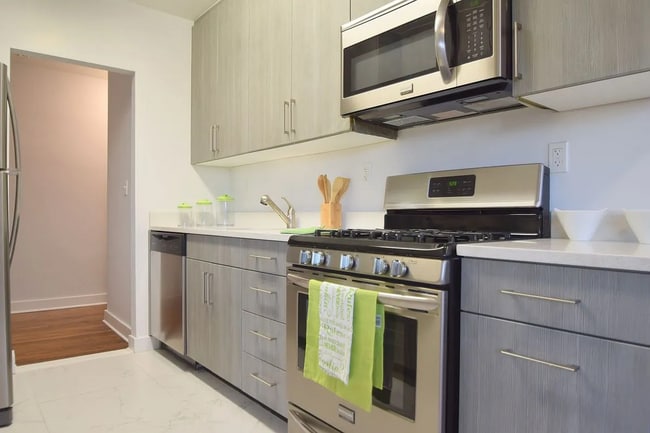 property at 1540 Pelham Pkwy S