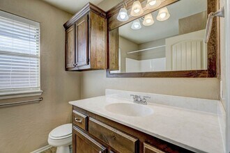 917 N Barn Hill Way in Mustang, OK - Building Photo - Building Photo