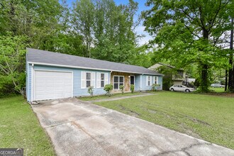 7055 Birling Dr in College Park, GA - Foto de edificio - Building Photo