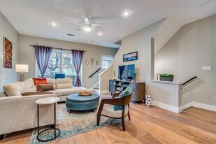 2335 Clark St in Dallas, TX - Building Photo