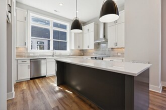 107 E 9th St in Columbia, TN - Foto de edificio - Building Photo