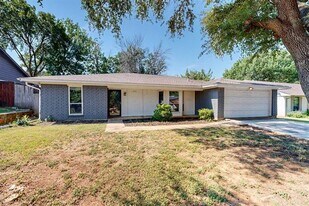 2211 Sierra Dr in Grapevine, TX - Building Photo