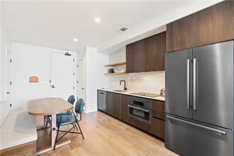 48 East Ave in Austin, TX - Foto de edificio - Building Photo