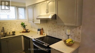 11 Fenwick Ave in Bowmanville, ON - Building Photo - Building Photo