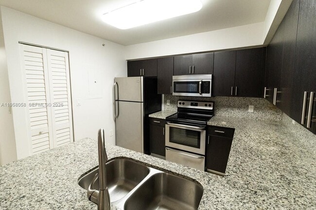 4440 NW 107th Ave in Doral, FL - Foto de edificio - Building Photo