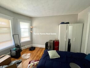 38 George St, Unit 1 in Medford, MA - Foto de edificio - Building Photo