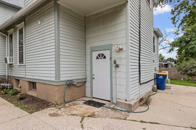 102 S Liberty St in Elgin, IL - Building Photo - Building Photo
