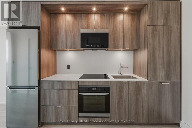 60 Central Park Roadway in Toronto, ON - Building Photo - Building Photo