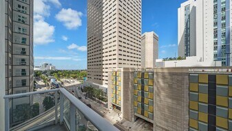 300 S Biscayne Blvd, Unit L-832 in Miami, FL - Building Photo