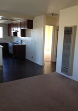 13809 Hawthorne Way, Unit Upper in Hawthorne, CA - Foto de edificio - Building Photo