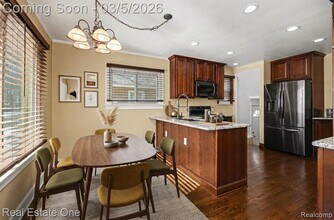 1105 E Fifth St in Royal Oak, MI - Building Photo - Building Photo