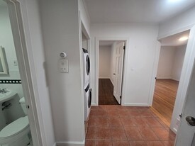 9 Lyons Pl, Unit 2 Apartments