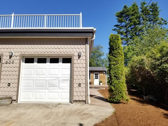 650 S Beach Rd in Point Roberts, WA - Building Photo - Building Photo