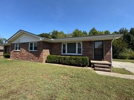 586 Hutchens Rd in Martin, TN - Building Photo