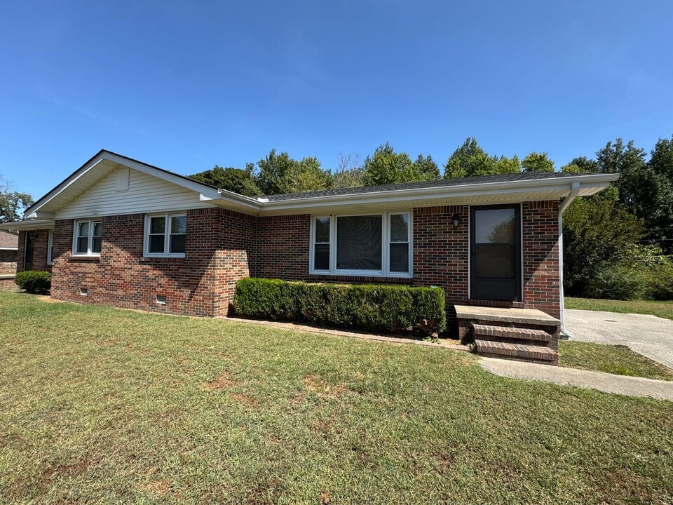 586 Hutchens Rd in Martin, TN - Building Photo