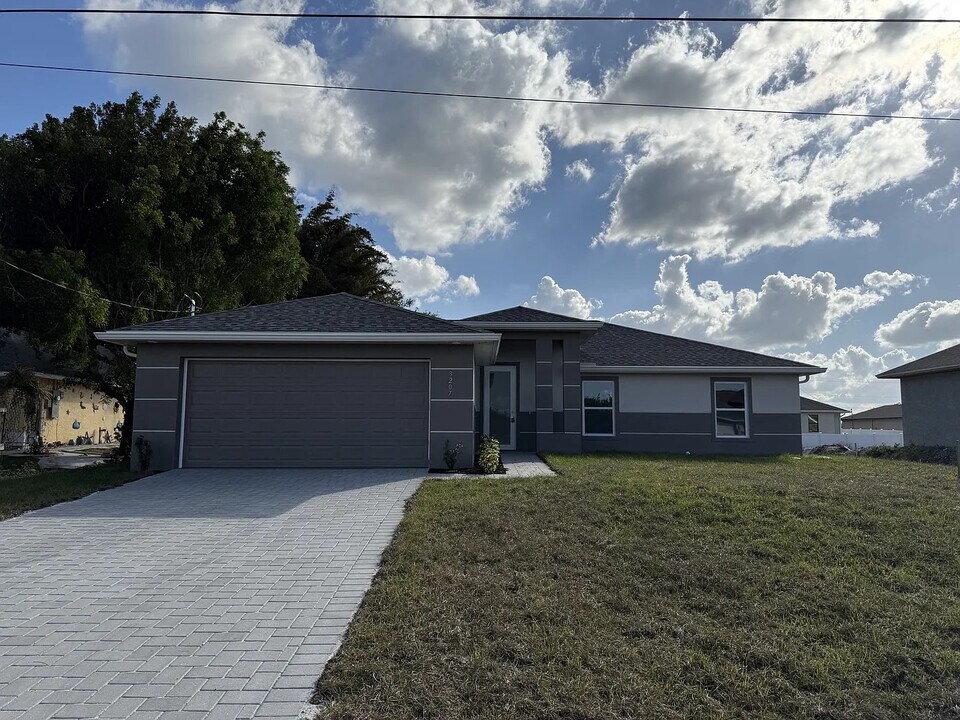 3207 36th St SW in Lehigh Acres, FL - Building Photo