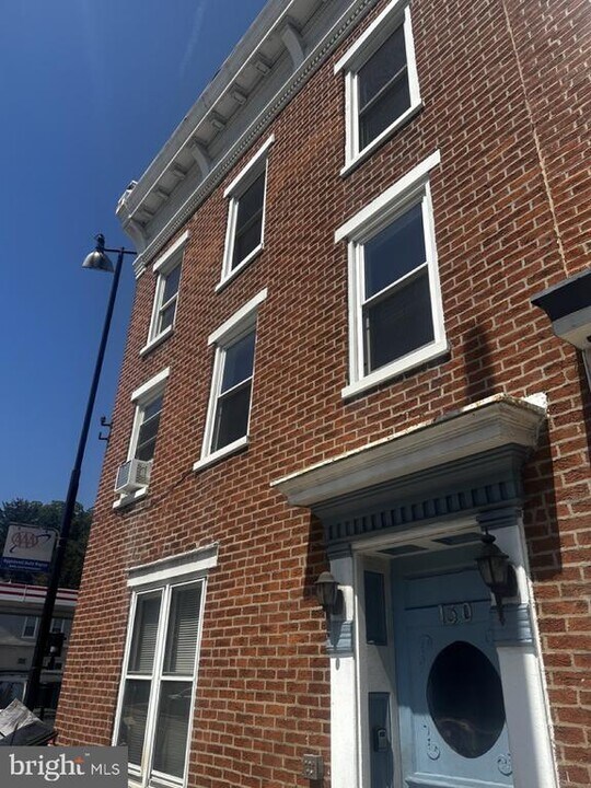 130 W Main St in Mechanicsburg, PA - Building Photo
