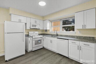 400 Cranbury Rd in East Brunswick, NJ - Building Photo - Building Photo