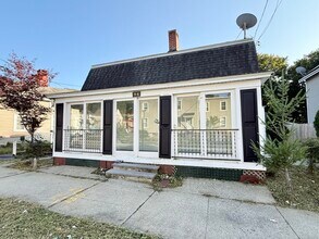 94 Blackhall St in New London, CT - Building Photo - Building Photo