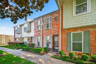 10381 Briar Forest Dr in Houston, TX - Foto de edificio - Building Photo