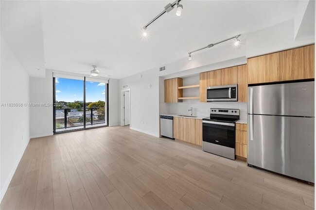 555 NE 8th St, Unit 0705 in Fort Lauderdale, FL - Foto de edificio - Building Photo