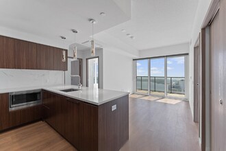 3 Concord Cityplace Way in Toronto, ON - Building Photo - Building Photo