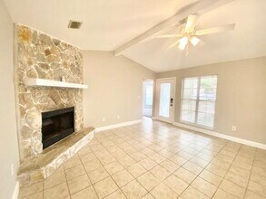 102 Midland Ct in Niceville, FL - Foto de edificio - Building Photo