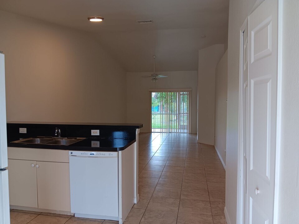 111 W 12th St in Lehigh Acres, FL - Foto de edificio