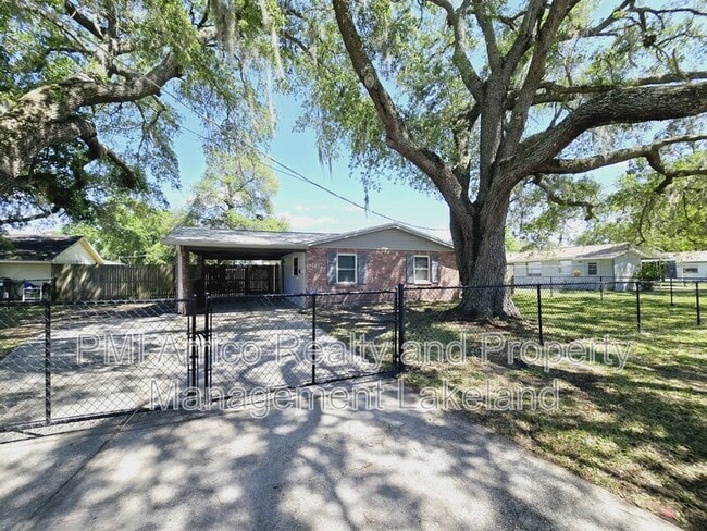 1402 N Bracewell Dr in Plant City, FL - Building Photo - Building Photo