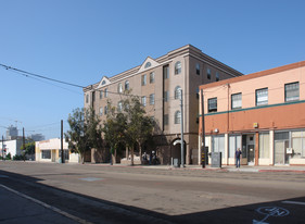 Trolley Court in San Diego, CA - Foto de edificio - Building Photo