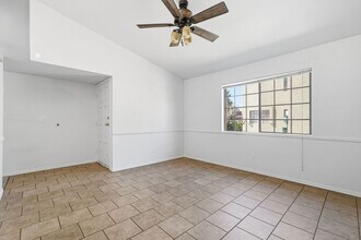 2020 W Union Hills Dr in Phoenix, AZ - Foto de edificio - Building Photo