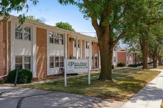 Plaza Manor in Urbandale, IA - Foto de edificio - Building Photo