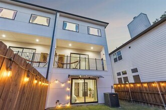 909 Bayonne St in Dallas, TX - Foto de edificio - Building Photo