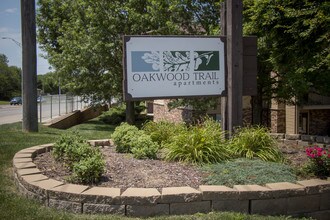 Oakwood Trail Apartments in Omaha, NE - Building Photo - Building Photo