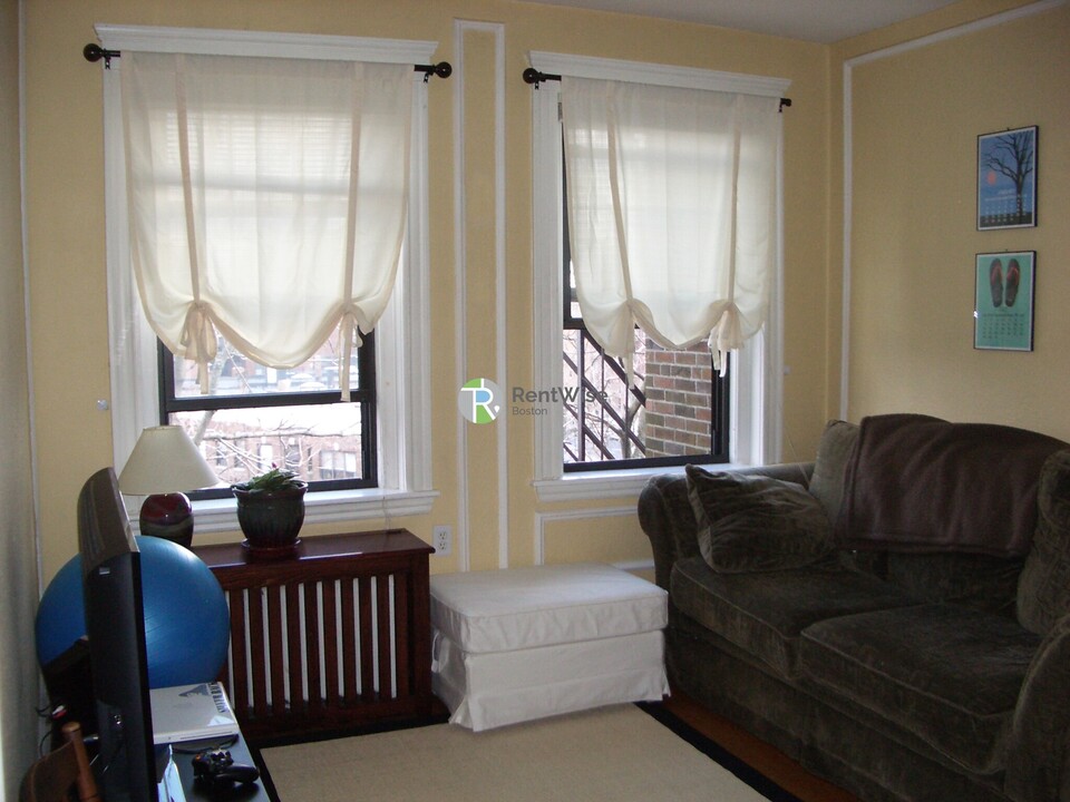 1999 Commonwealth Ave in Boston, MA - Building Photo