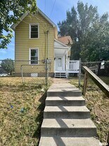 201 S Howell St in Davenport, IA - Building Photo