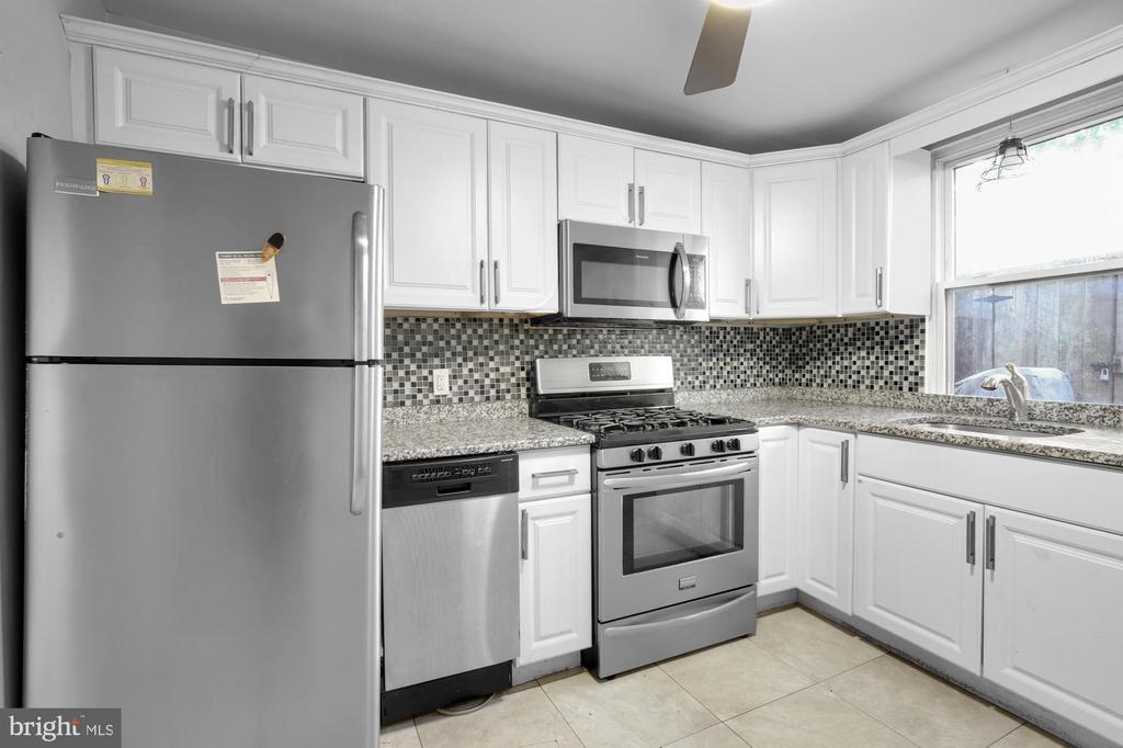 443 Emily St in Philadelphia, PA - Building Photo